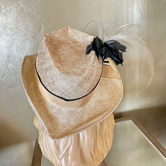 UNIQUE 1960s\' VARIEGATED STRAW FEDORA WITH BLACK EDGED GROSGRAIN TRIM & FEATHERS main image 10